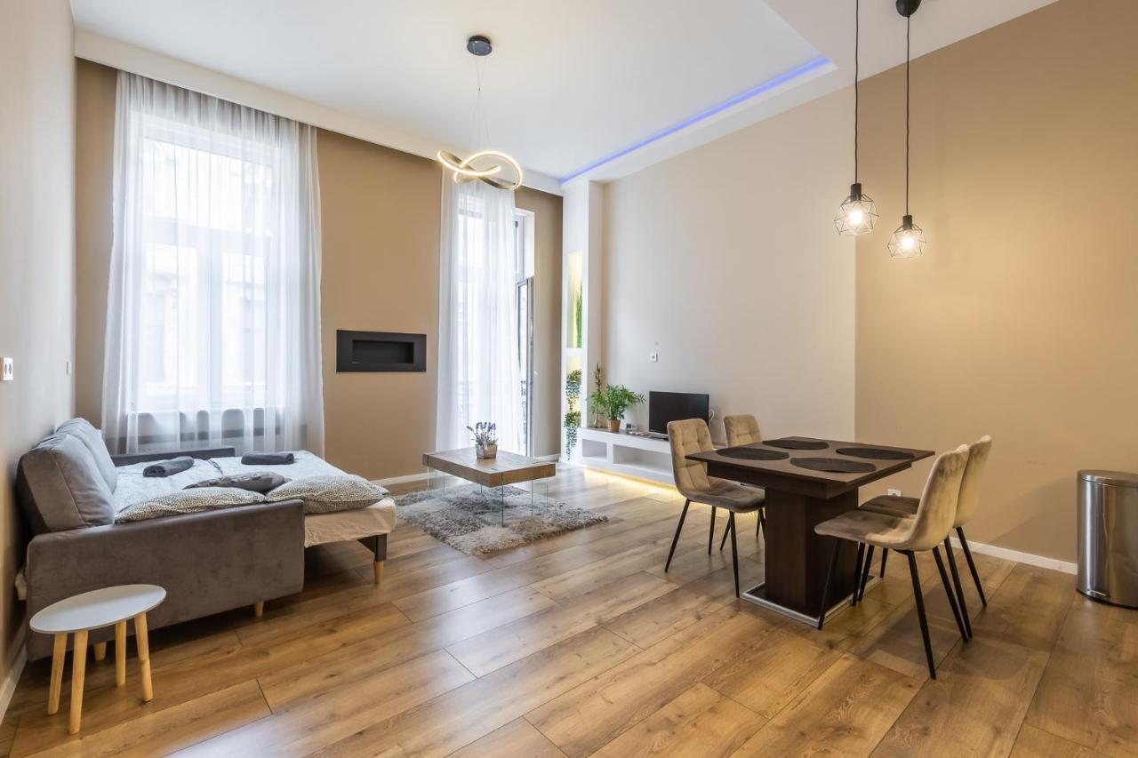 Csengery Deluxe Home With Balcony Budapest Esterno foto
